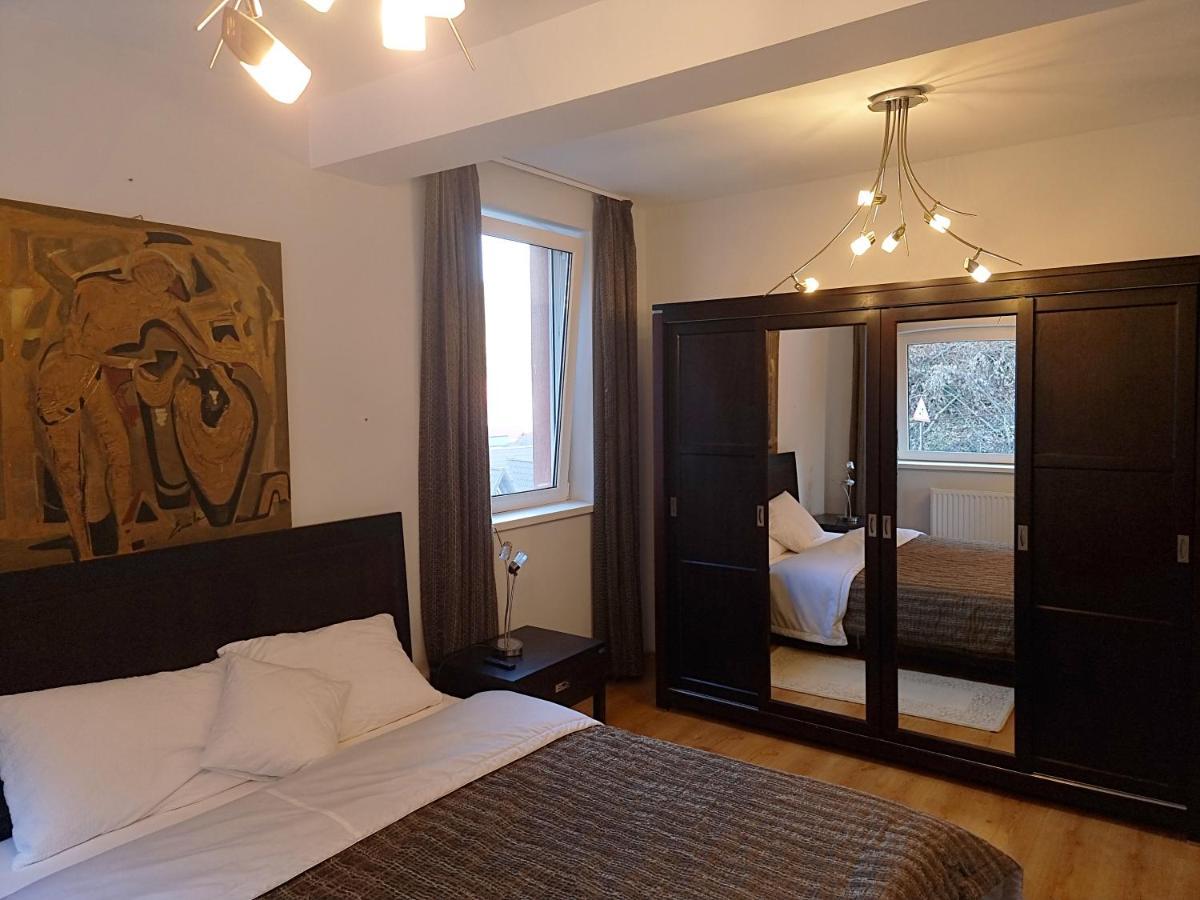 Marble Villa: Luxury Estate - Central But Intimate Sinaia Exterior photo