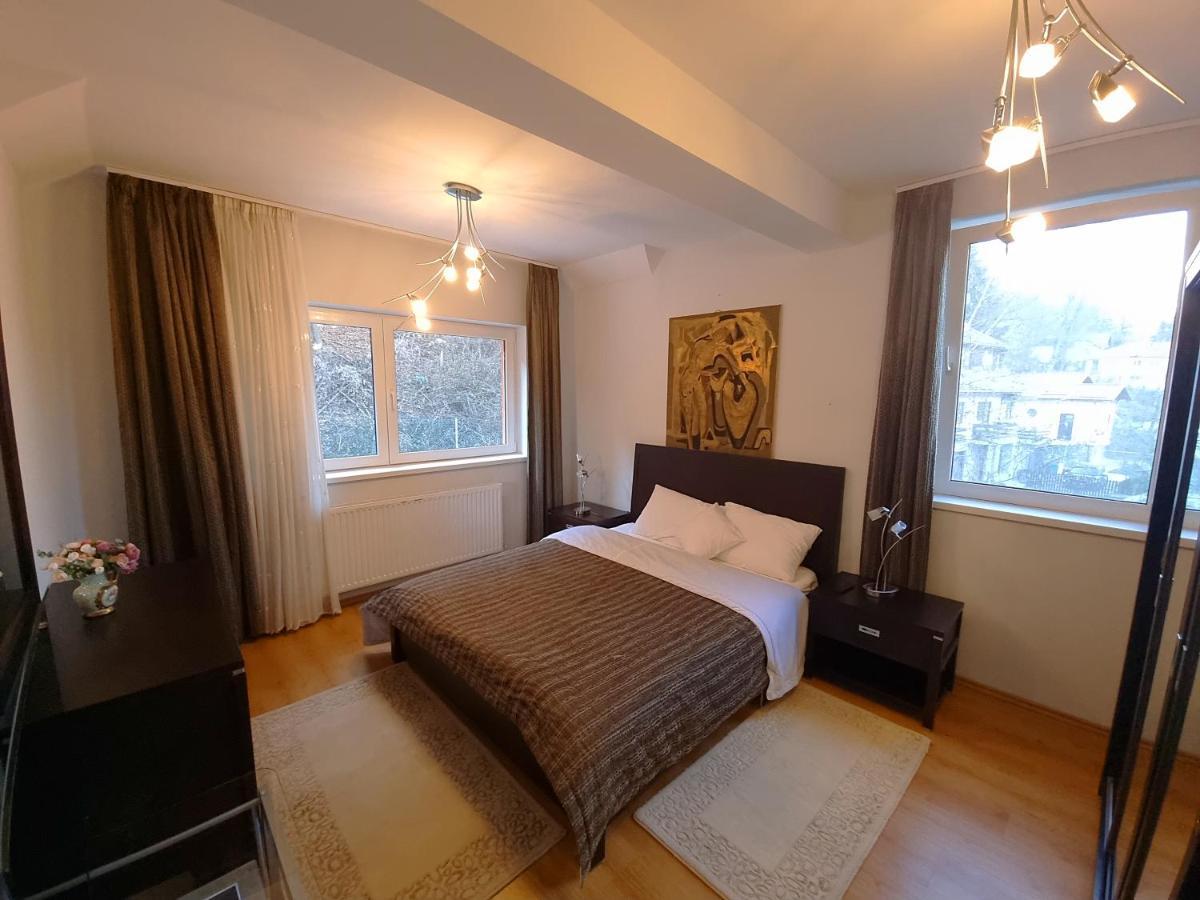 Marble Villa: Luxury Estate - Central But Intimate Sinaia Exterior photo