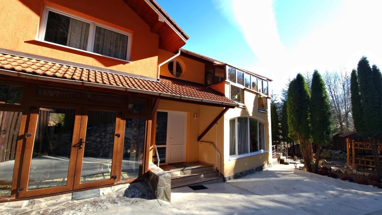 Marble Villa: Luxury Estate - Central But Intimate Sinaia Exterior photo